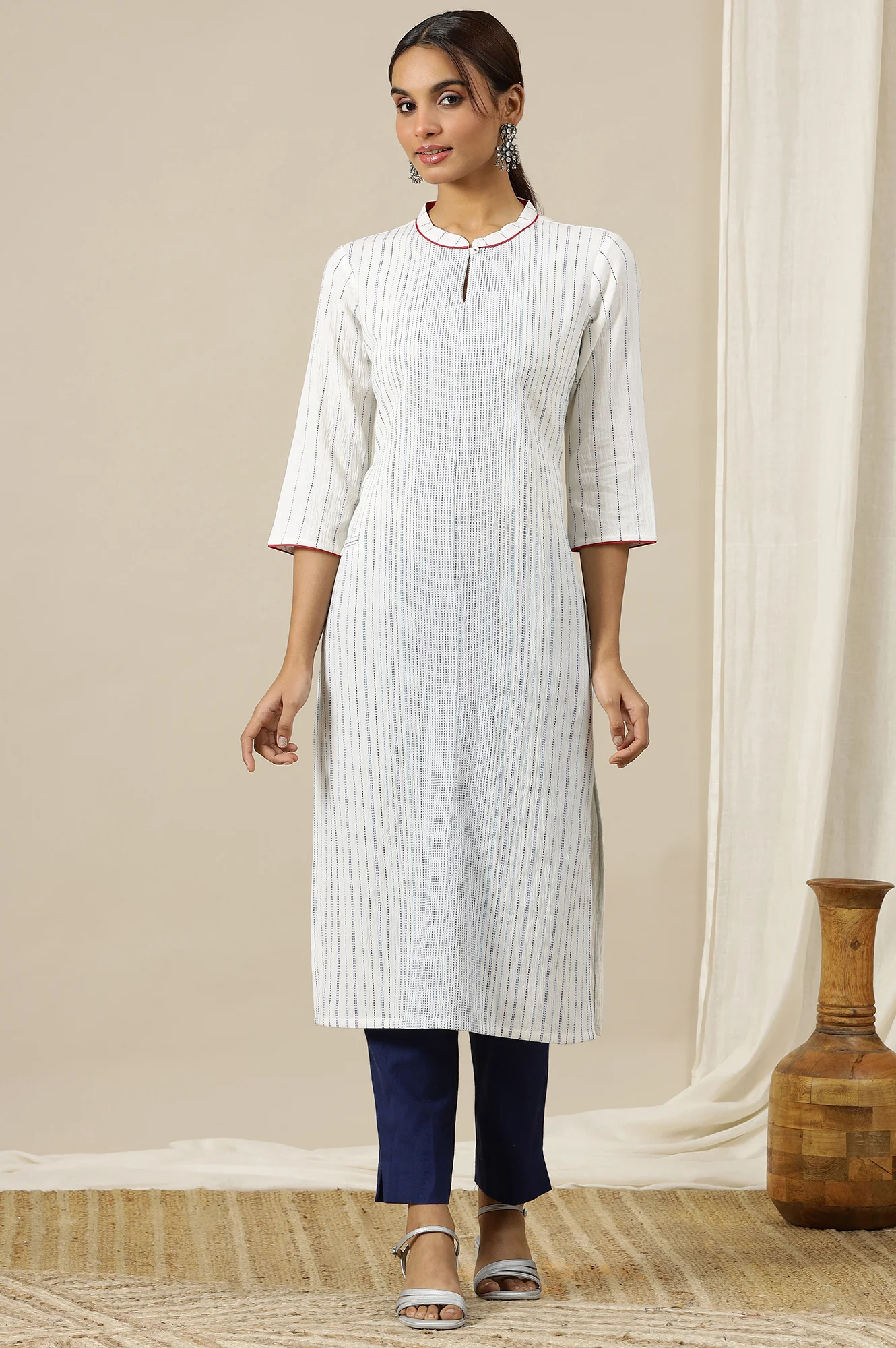 White Geometric Printed Pure Cotton Soft & Breathable Kurta in Mandarin Collar - Image 2
