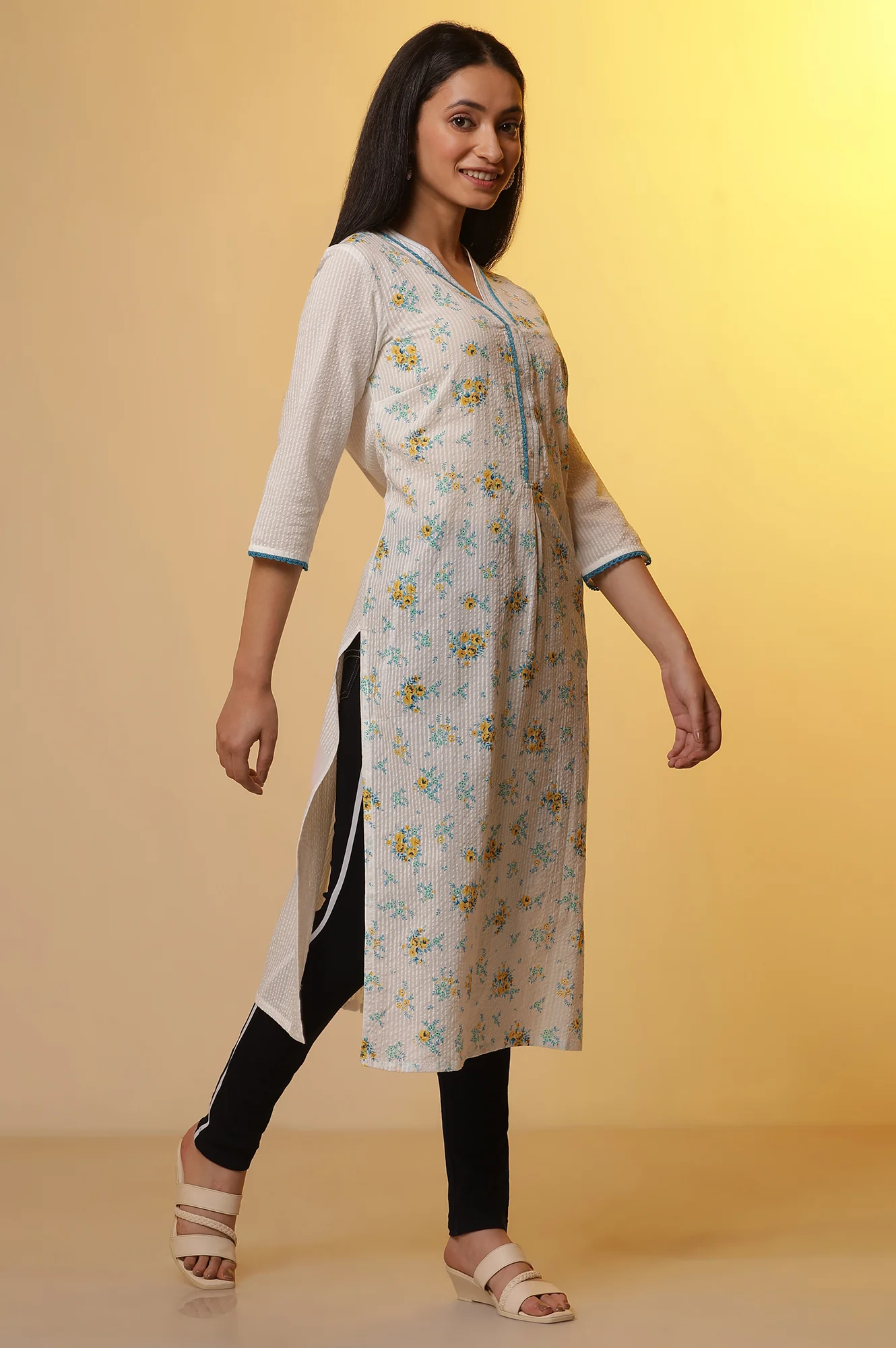 White Seer Scuker Floral Printed Kurta and Denim Jeggings Set - Image 5