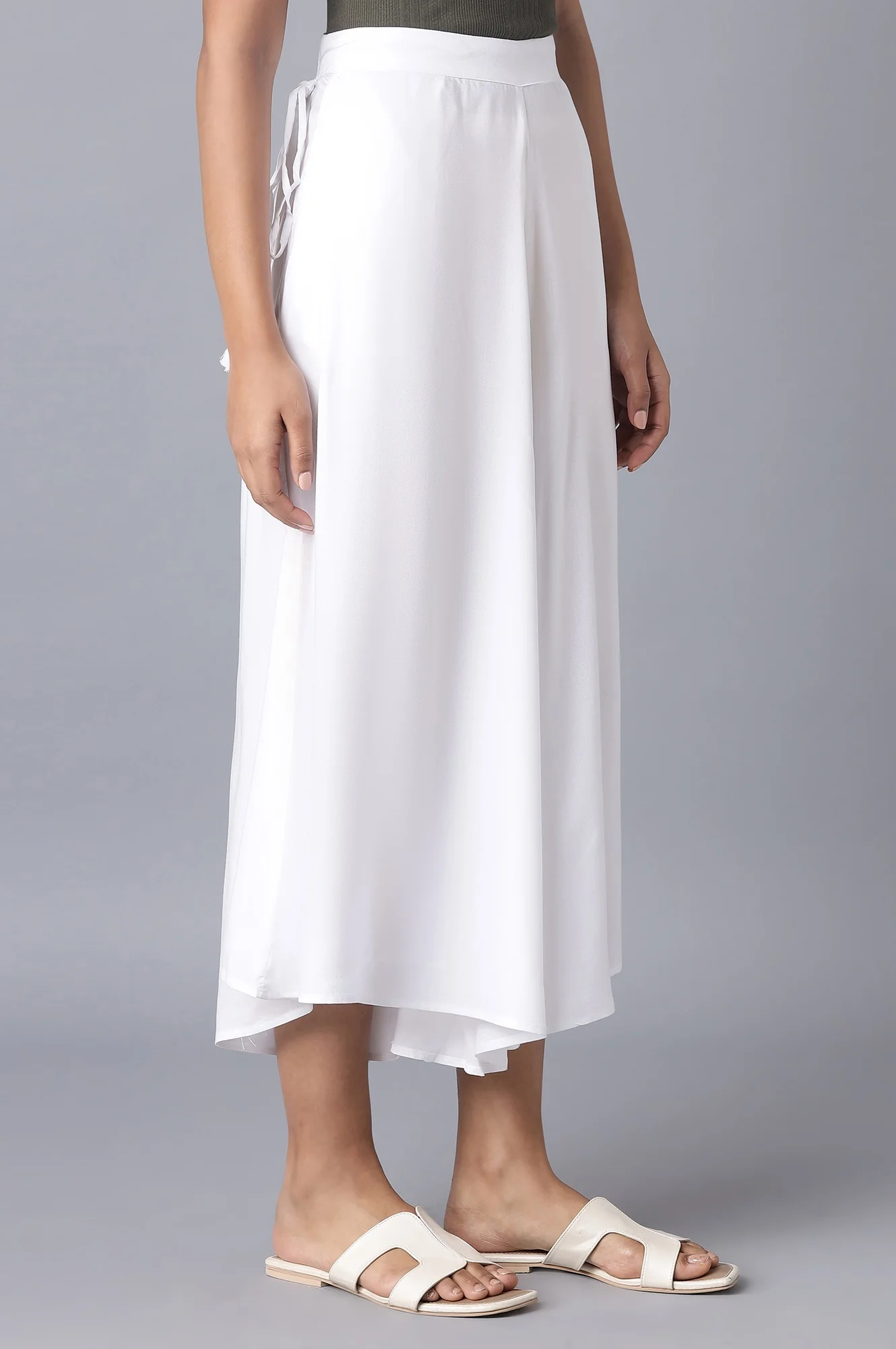 White Solid Relaxed Fit Ankle Length Mid Rise Cullotes - Image 4