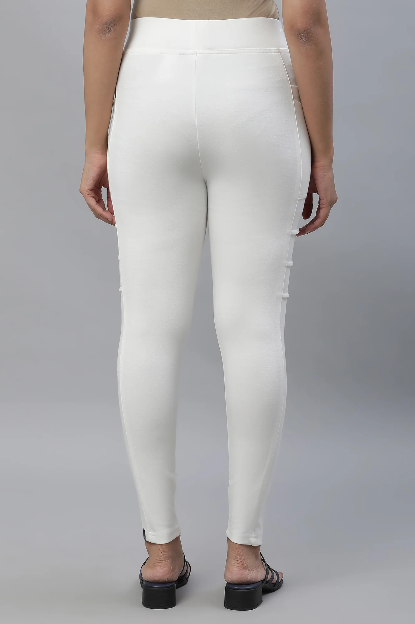 White Solid Skinny Fit Yoga Tights With Side Pockets - Image 3