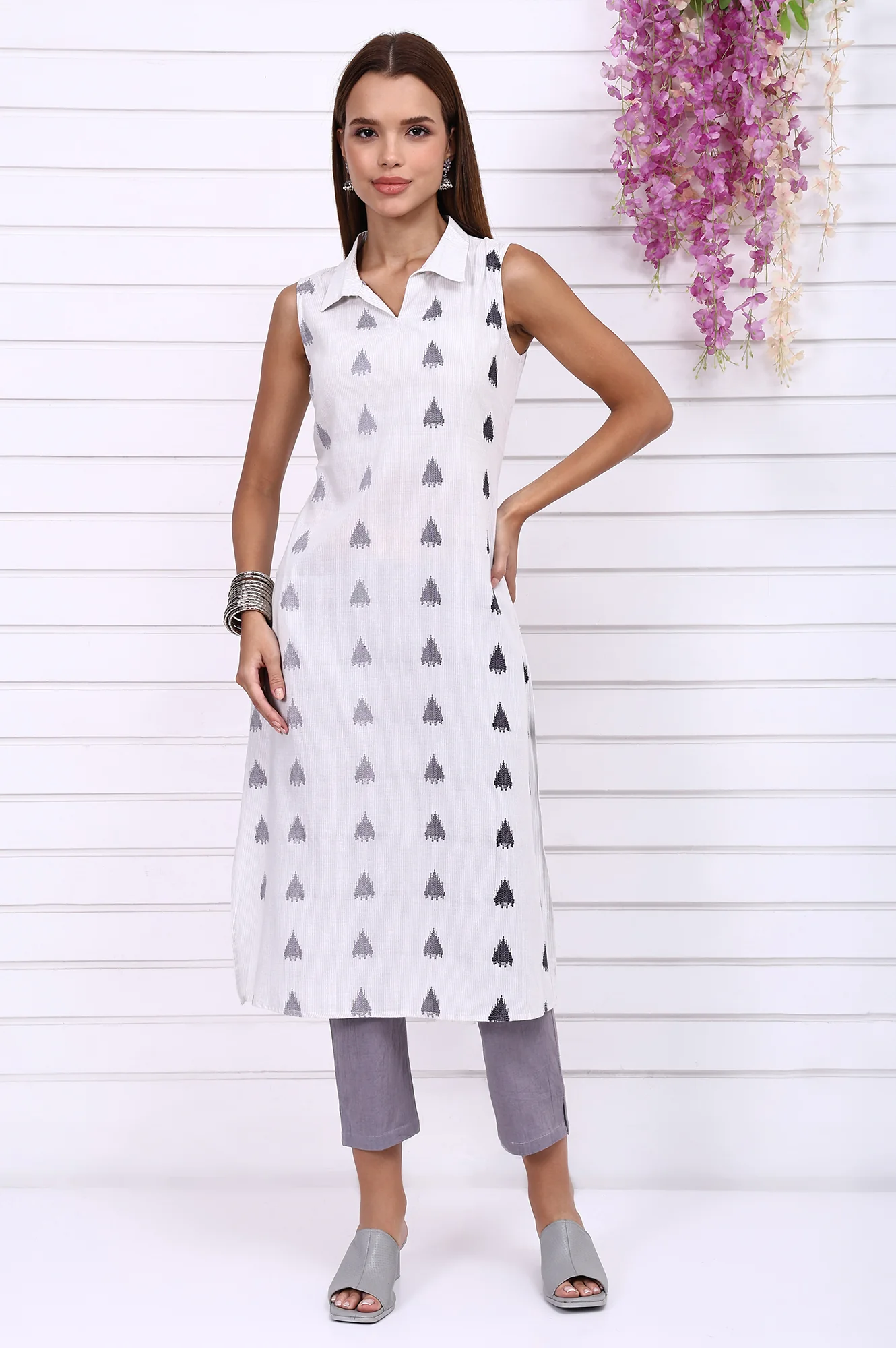 White Yarn Dyed Cotton Rayon Straight Sleeveless Kurta - Image 2