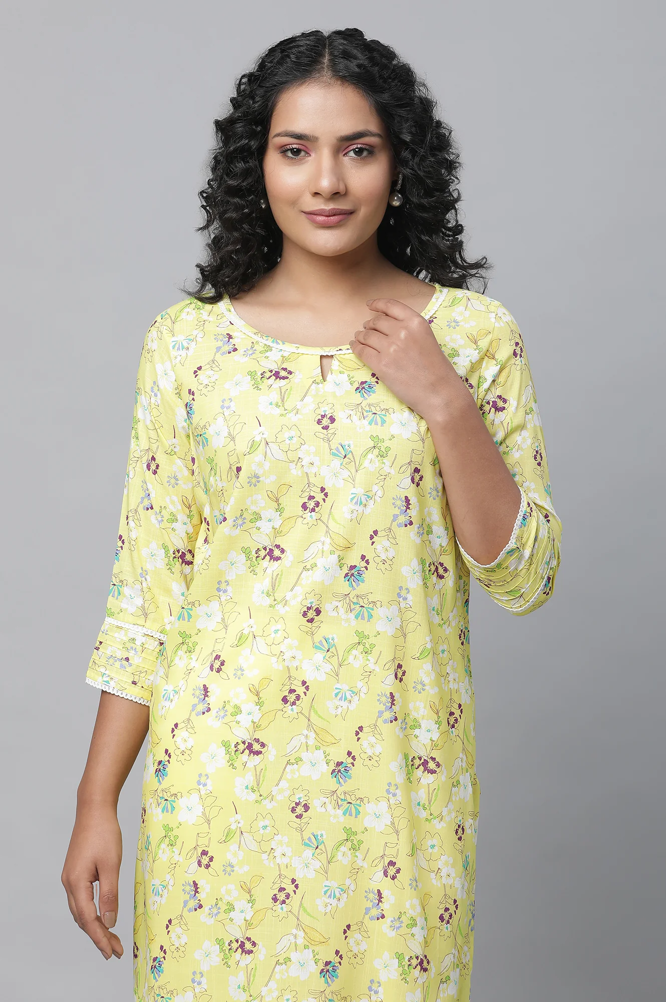 Yellow Floral Printed Casual Kurta - Image 6